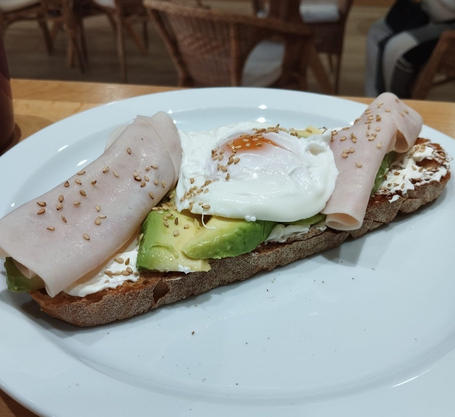 Tostada con Aguacate y Huevo Poché